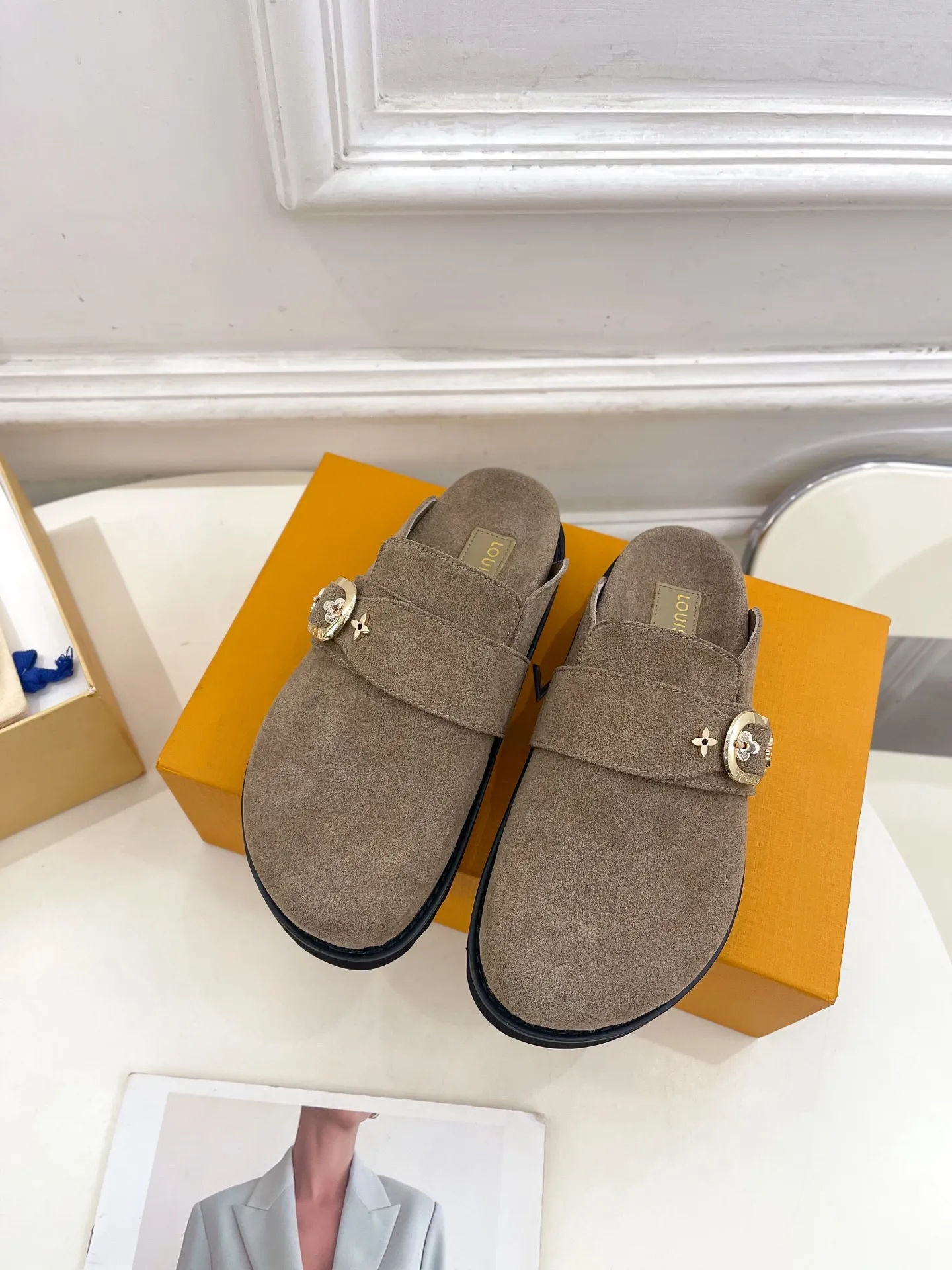 👟👟Ex-factory price 580👟👟 Men's model ➕10 LV | Louis Vuitton 25𝐬𝐬 🧡💚2025 Early spring new model Top version ⚠️ The counter features the latest LV COSY COMFORT metal buckle Bread Mule slippers hard goods new🆕 ❥BS purchasing level! Full of high-end feel! A popular model among bloggers at home and abroad, it’s retro and fashionable and looks amazing on your feet! Mainly recommended models on the official website★ ━━━━━ ЅᏇєєt ━━━━━ ▪️Upper: original specific cowhide/old leather ▪️lining: imported cowhide lining ▪️outsole: original molded outsole ▪️shoe size: women's size 35-39 (customized at 40.41) Men's size 40-44 (45.46 customized)